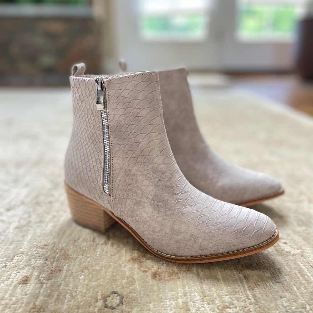 NEW Gorgeous Booties. Beige. Reptile print.
